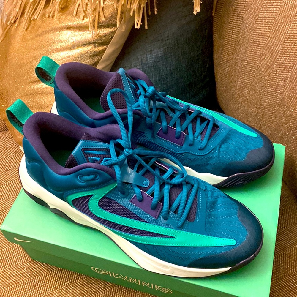 Giannis Nike